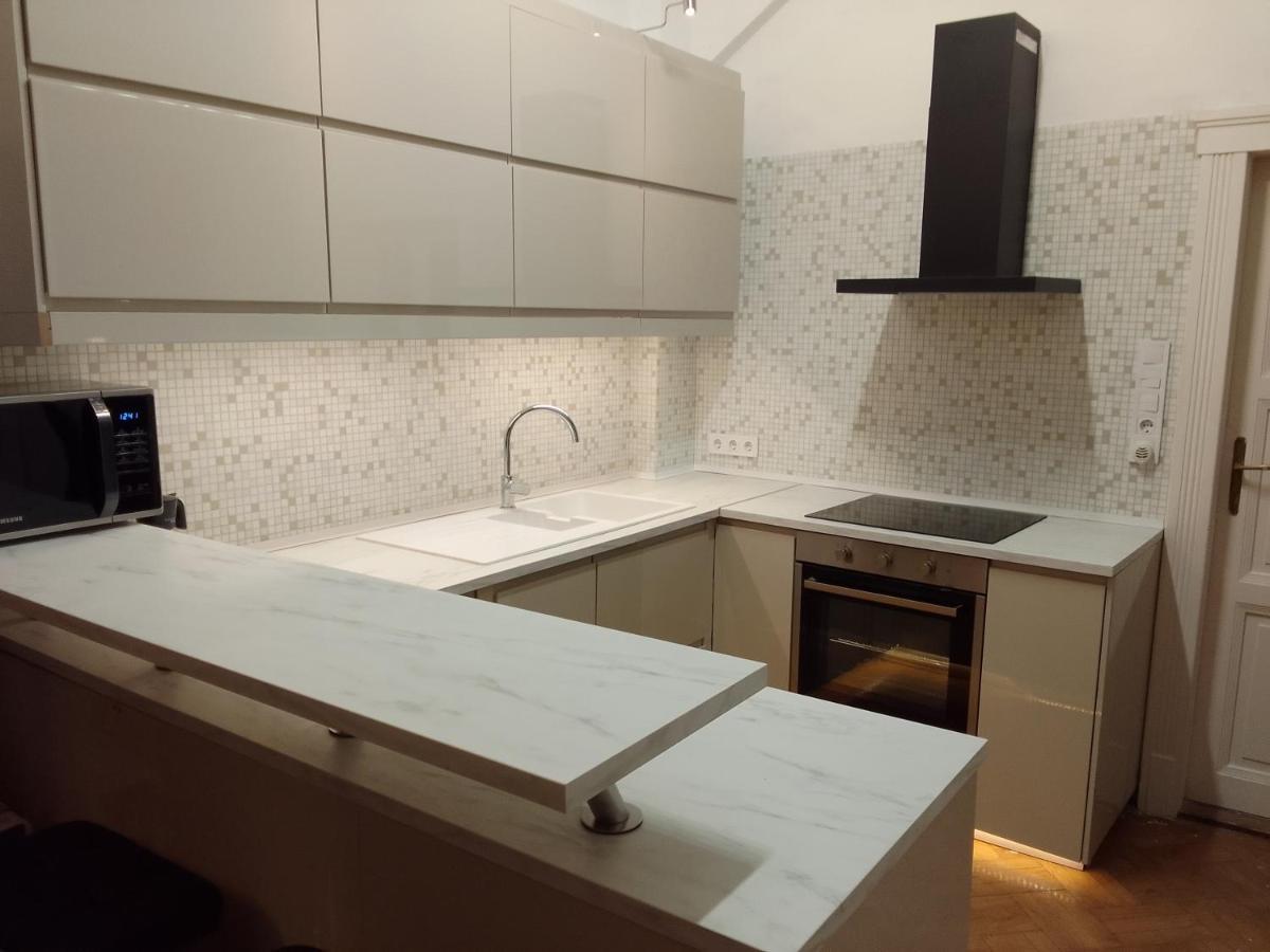 Parkside Large Modern Garden View Apartment