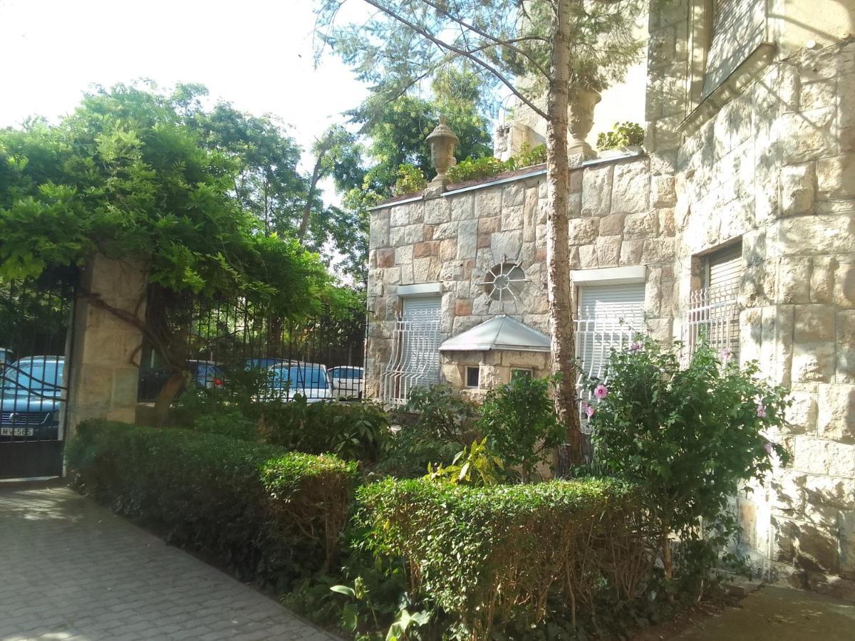 Parkside Large Modern Garden View Apartment Budapest